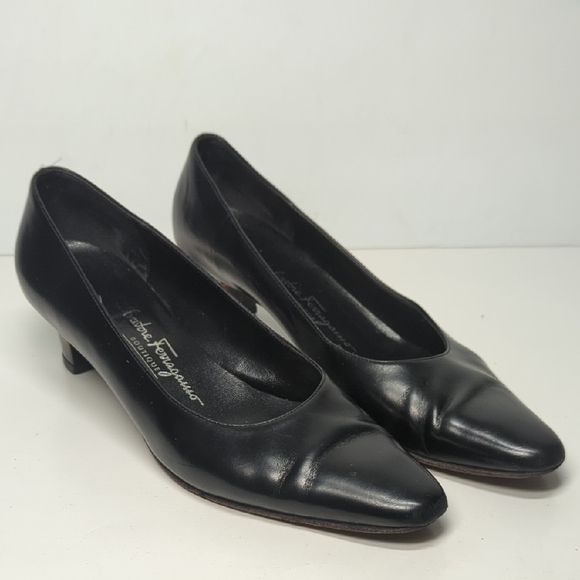 Salvatore Ferragamo Italian Classic blavk leathet low heel pump womans size 7 - Picture 1 of 16